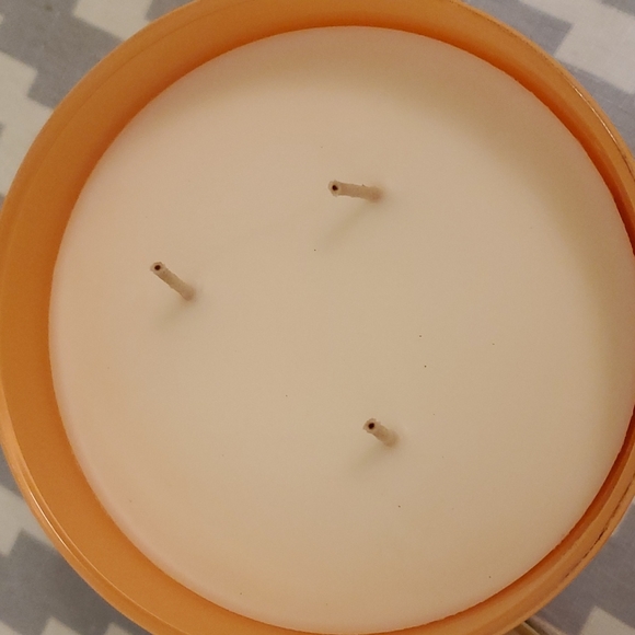 Bath & Body Works Peach Bellini candle - Picture 3 of 4